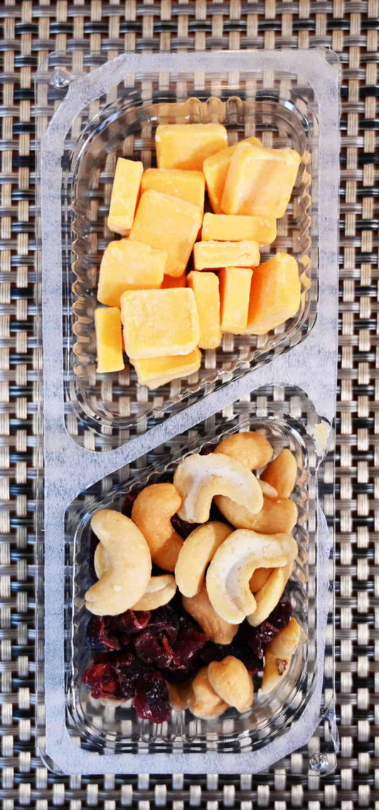 Portion de Cheddar fort et noix
